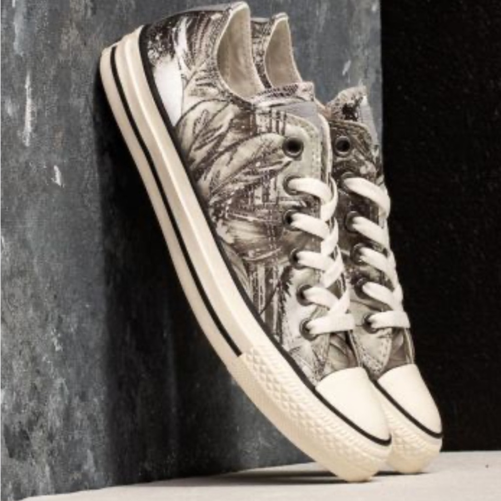 CONVERSE CHUCK TAYLOR ALL STAR OX  size 7.5